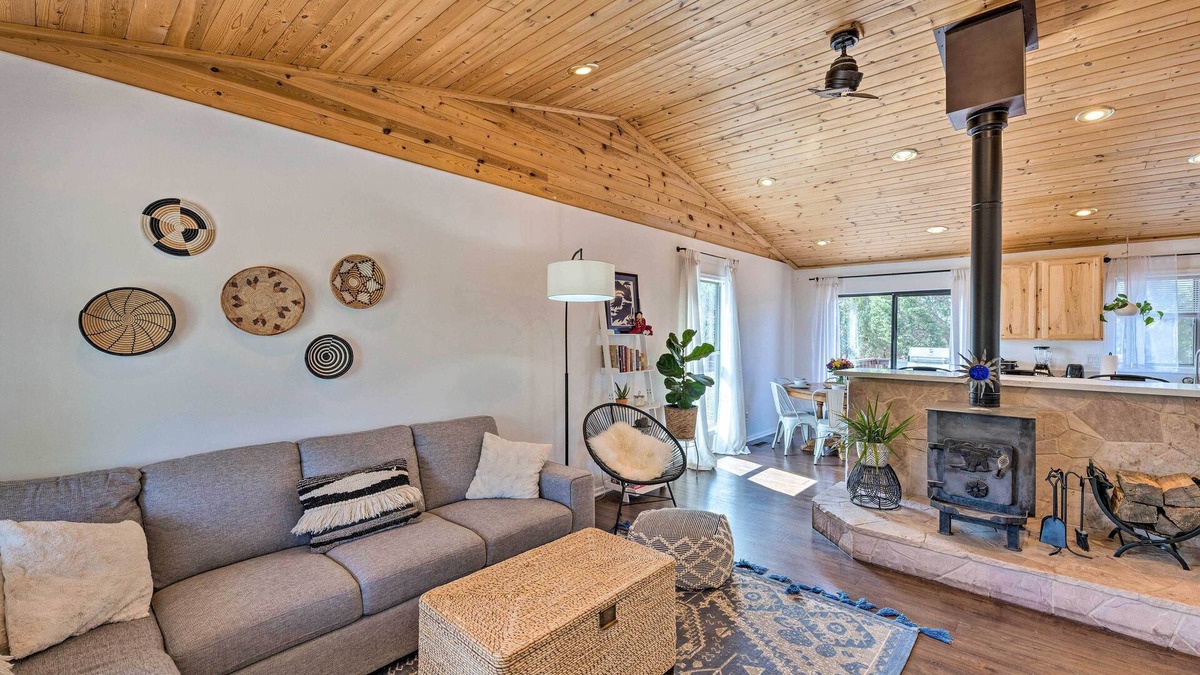 Show Low Cabin | 1 Mi to Hiking: Chic Show Low Escape w/Fire Pit!