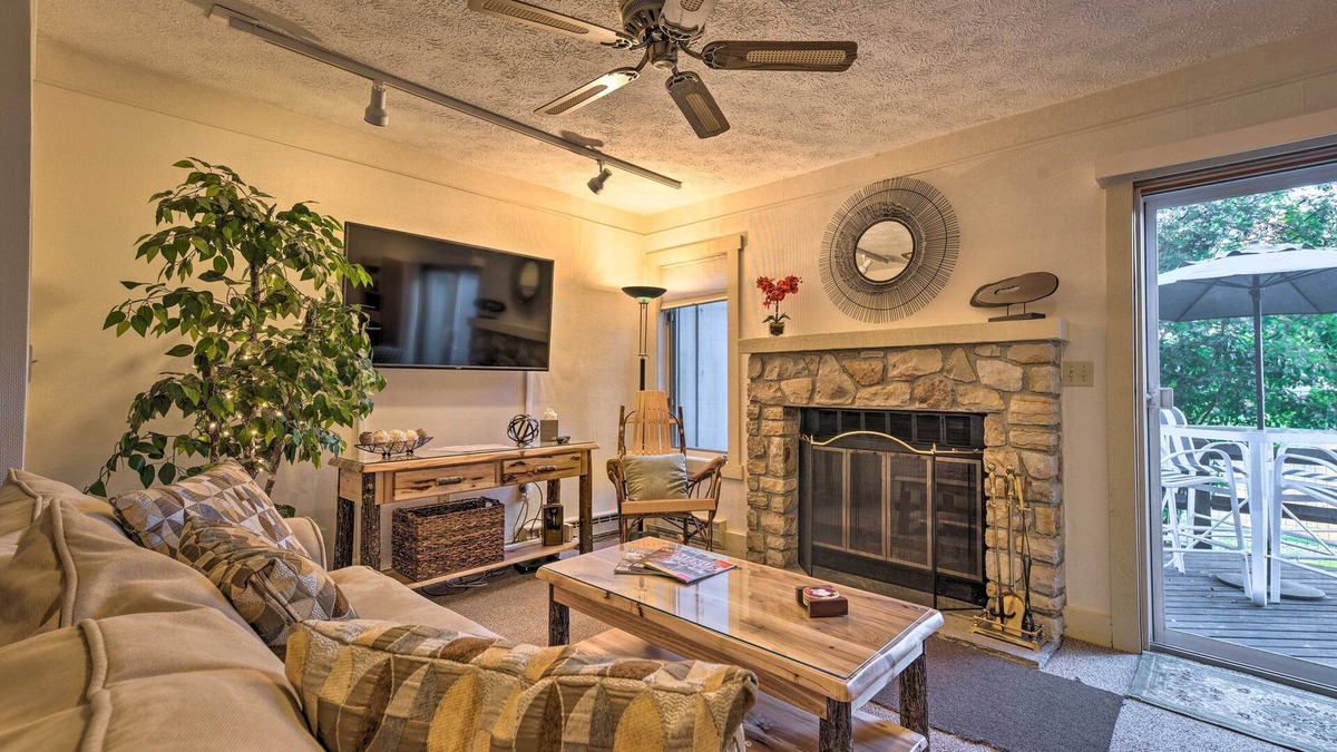 White Haven House | 1 Mi to Jack Frost Ski Resort: Water-View Retreat
