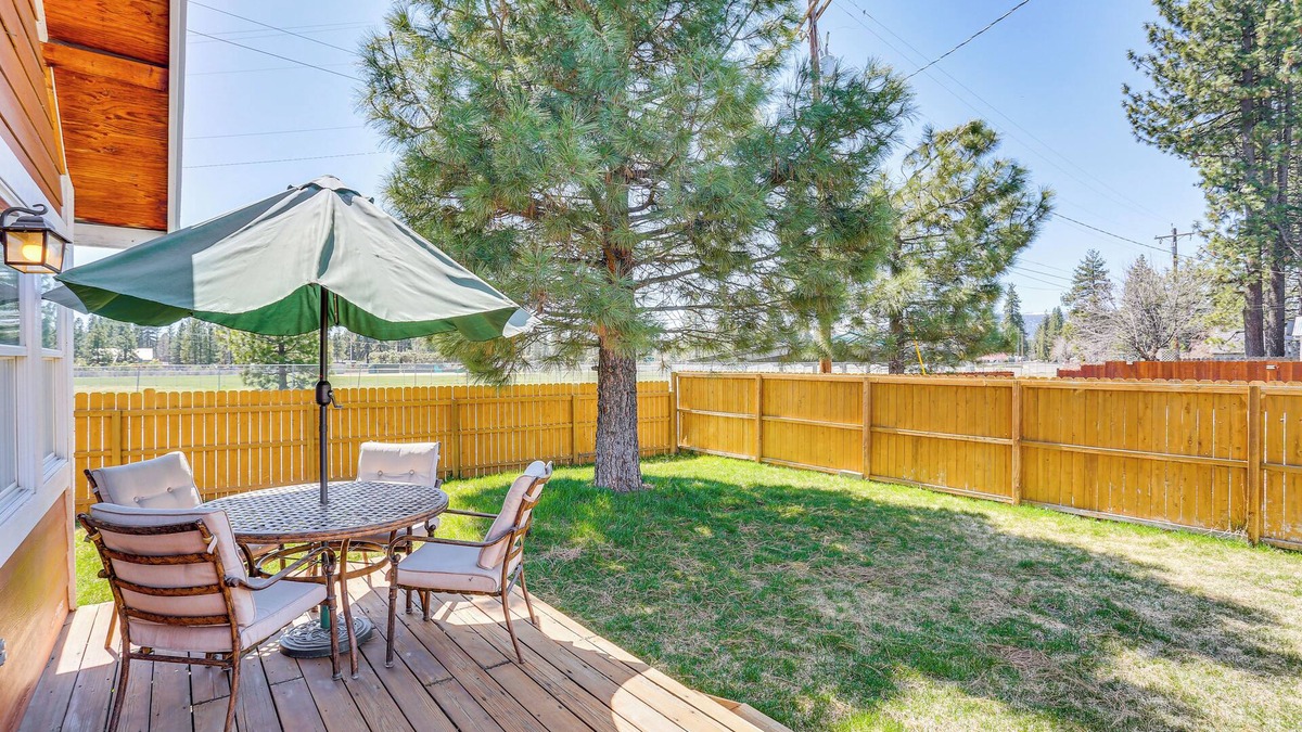 Chester House | < 1 Mi to Lake Almanor: Home w/Furnished Decks!