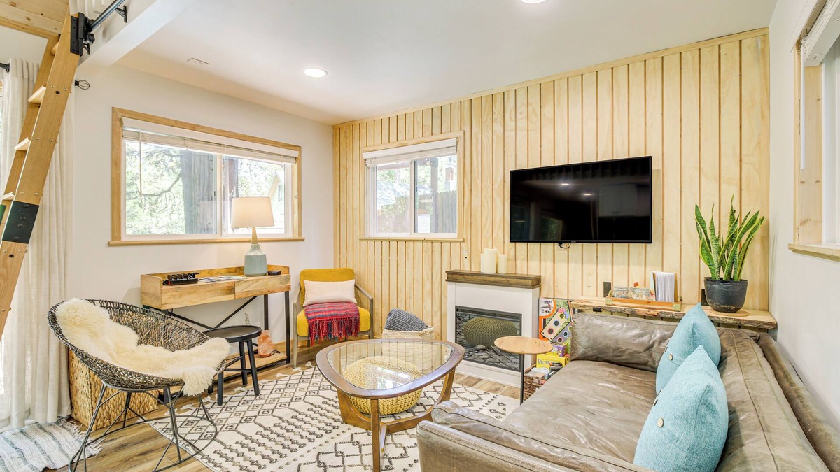 Crestline Apartment | 1 Mi to Lake: Cozy Crestline Cabin w/Hot Tub!