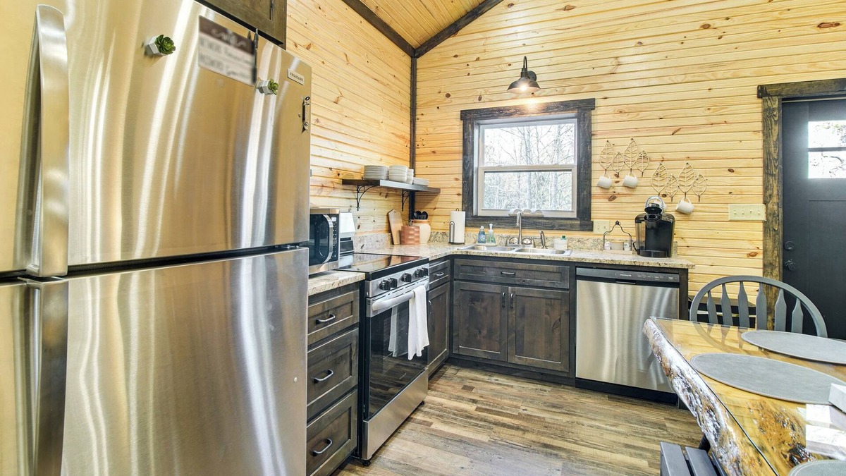 Clarksville Cabin | 1 Mi to Lake Ludwig: Cabin w/Fire Pit + BBQ