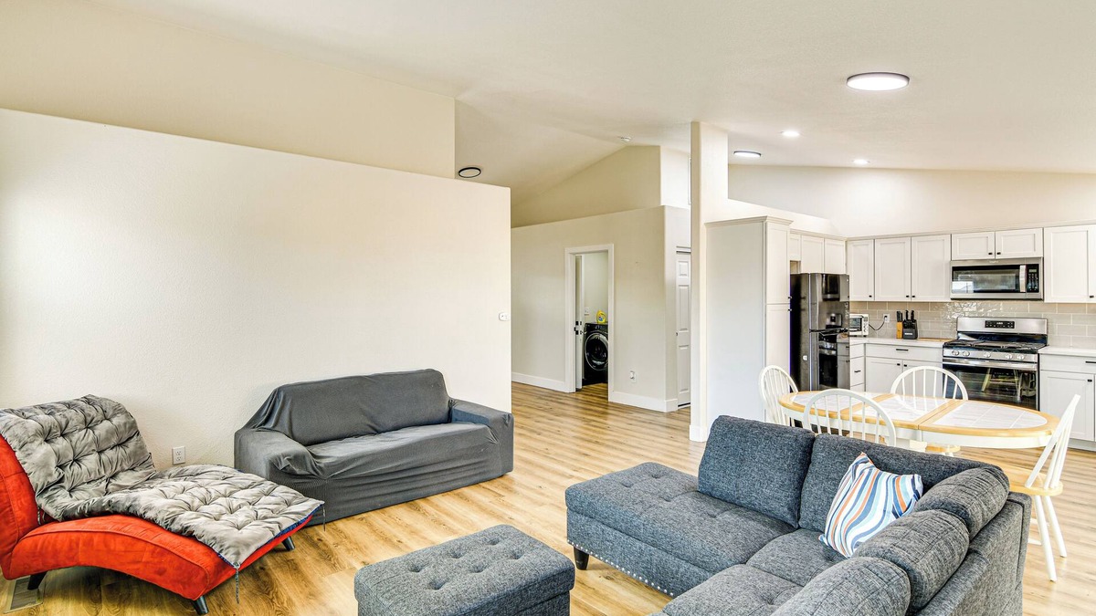 Fernley House | 1 Mi to Pioneer Crossing Casino: Fernley Retreat!