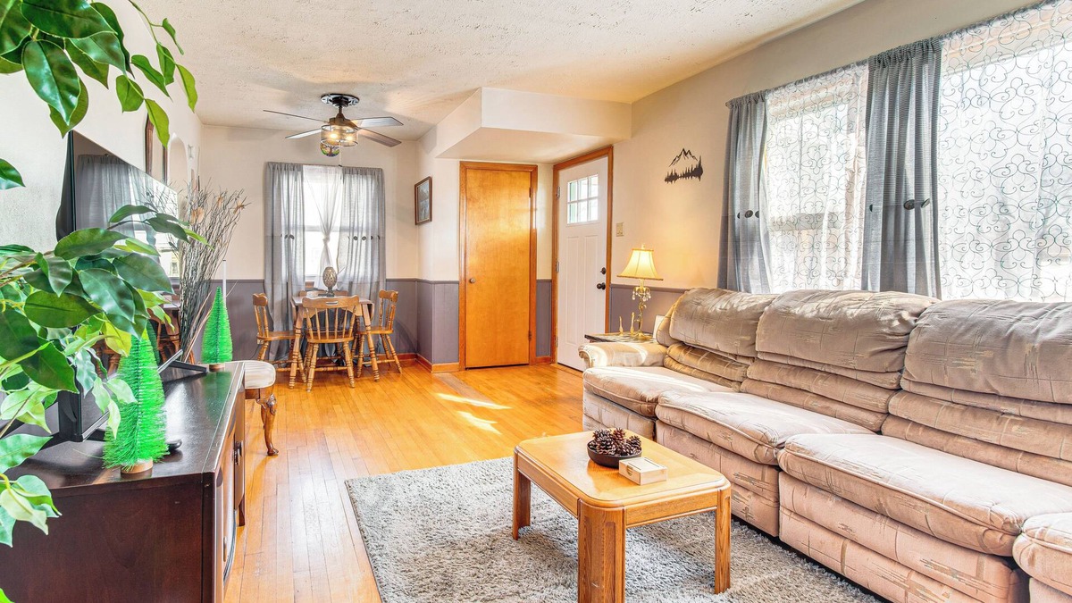 Lincoln House | < 1 Mi to Route 66: Home w/Large Yard!
