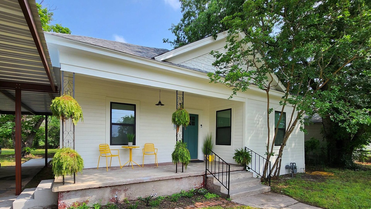 East Riverside Cottage | 1 mile to McClane Stadium, 2 miles to Magnolia Silos, close to all things WACO