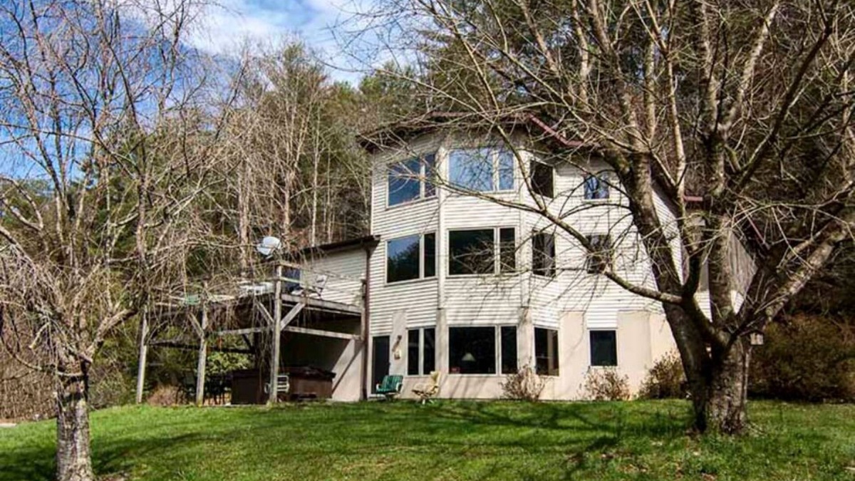 Tallassee House | 1 mile to the TAIL of the DRAGON/n Hot tub/plenty of parking For trailers.