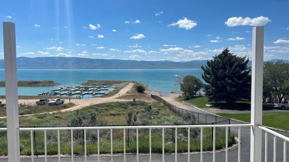 Dingle Cabin | 1-Min Walk to Private Beach, Lake Views, Pickleball, Gated Community!