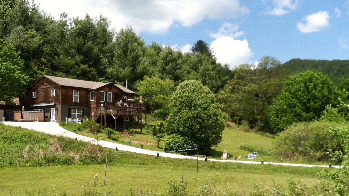 Glenville Apartment | 1 Nighters Welcome Cedar Duplex, NO Stairs, Easy Access, Mountain View!