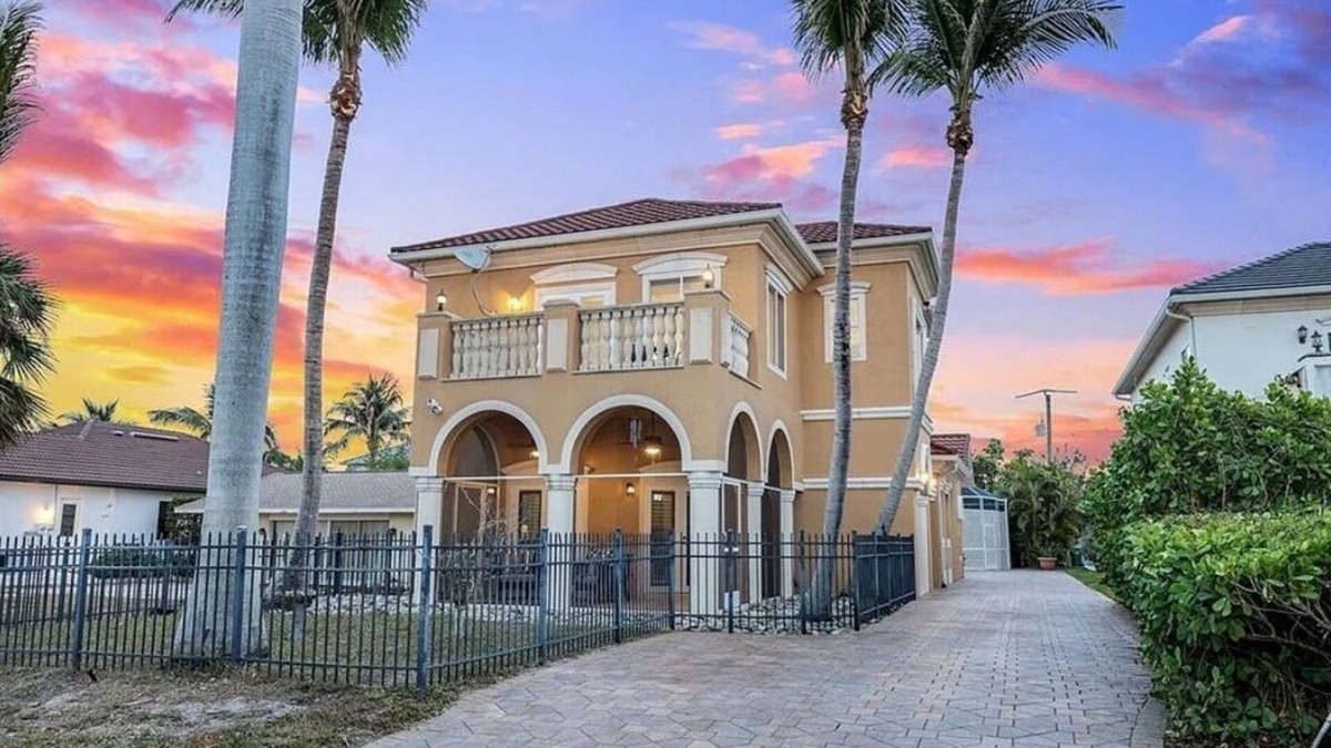 Naples Park House | 1 OF THE CLOSEST NAPLES PARK HOMES 2 THE BEACH/RENOVATED/5BR/POOL/BIKES/GAMEROOM