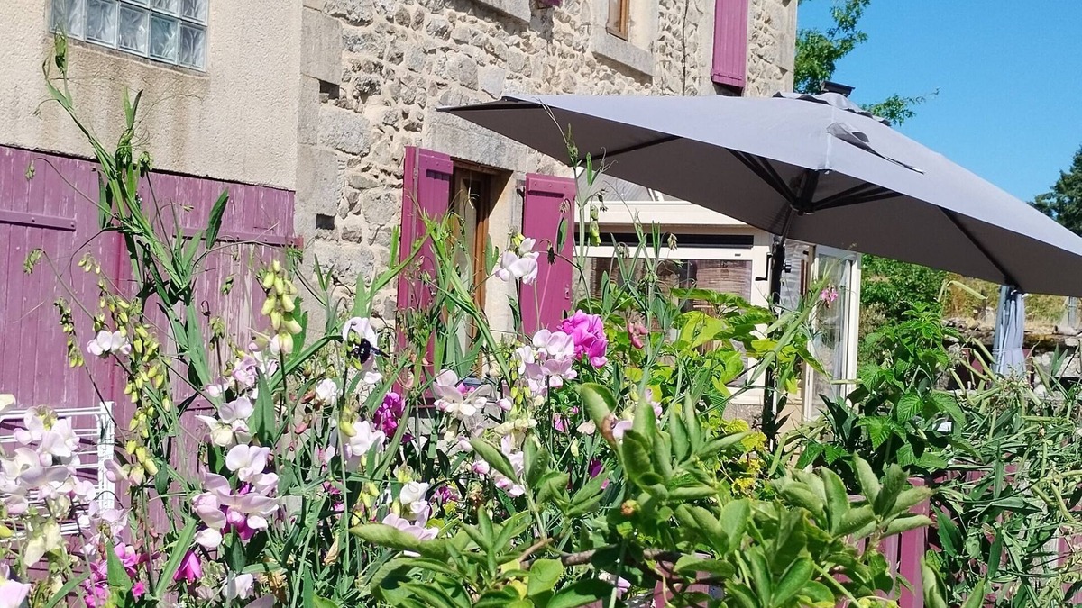 Saint-Julien-la-Geneste Bed & Breakfast | 1 or 2 bedrooms in carefully renovated house. Beautiful, quiet countryside.