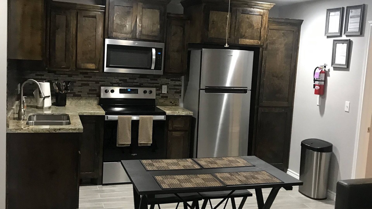 Aransas Pass House | 1 Queen/4 twins/sleeps 6