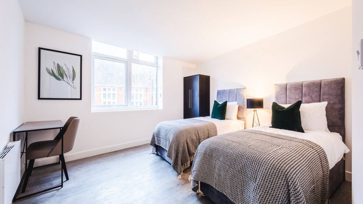 Swindon Apartment | 1 Regent Circus Apartment Central Location Long Stays
