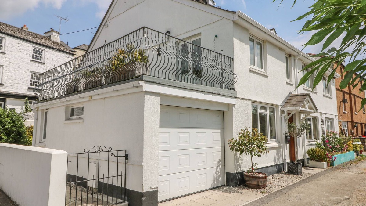 Calstock Cottage | 1 RIVER COTTAGE, pet friendly, with open fire in Calstock