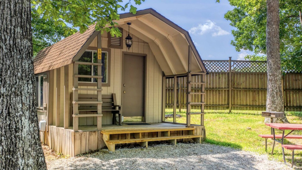 Manchester Cabin | 1 Room Camping Cabin - Enjoy a cabin with air conditioning and real beds!