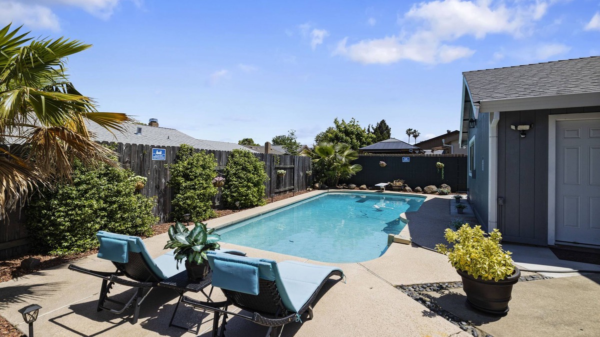 Sacramento House | #1 - Room in a beautiful house with pool.