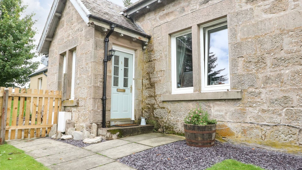 Foss House | 1 STATION COTTAGES, pet friendly, with open fire in Dalwhinnie