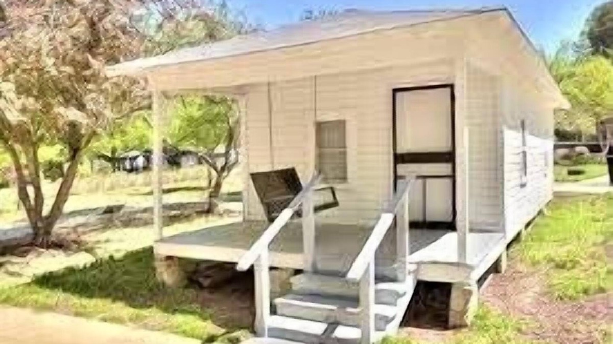 Tupelo House | #1 Stay on Elvis Presley Drive 1 mi to I 22, near aquatic ctr, downtown, arena.