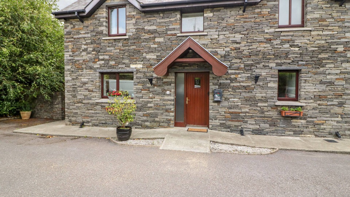 Durrus Cottage | 1 THE COURTYARD, pet friendly, with open fire in Durrus, County Cork
