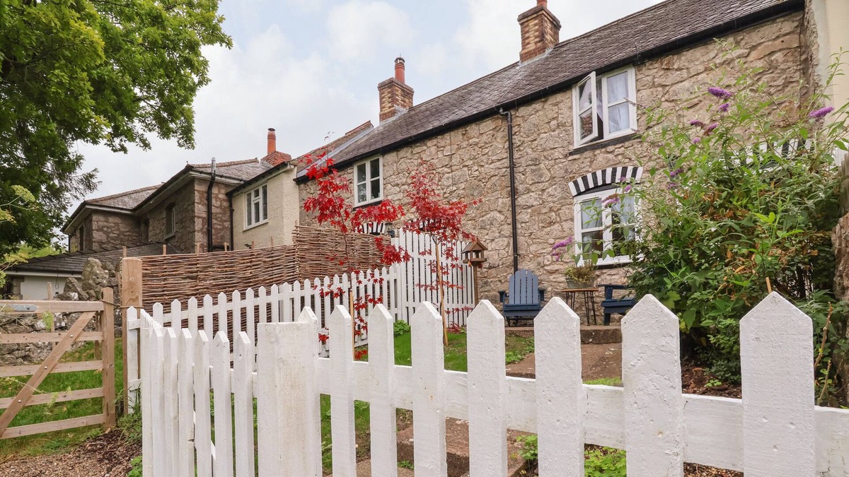 Llanfair-Dyffryn-Clwyd Cottage | 1 TY CAPEL, pet friendly, character holiday cottage in Pwllglas