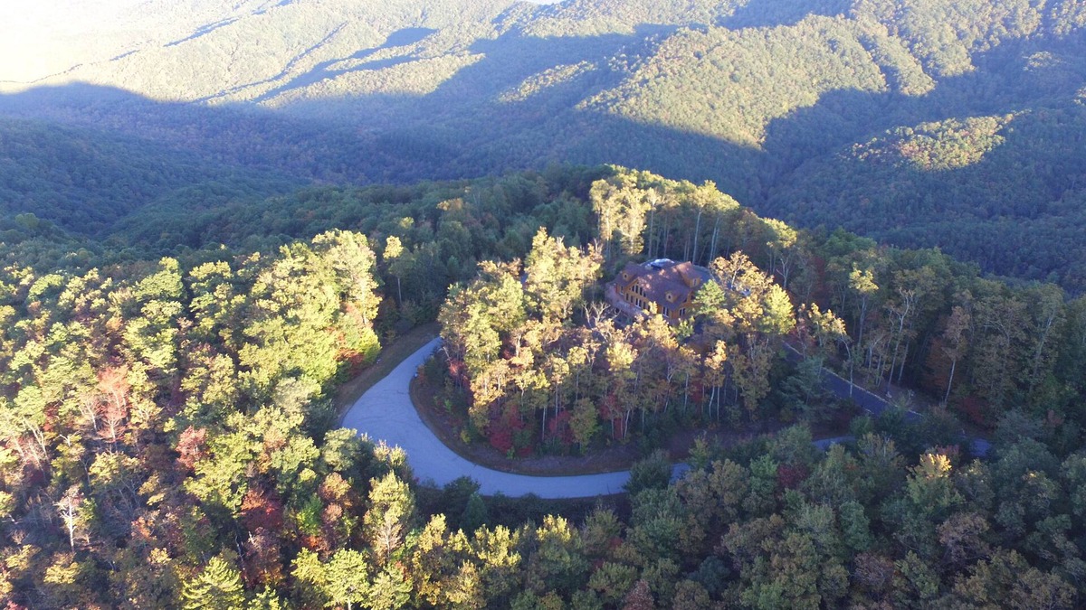 Black Mountain Cabin | #1 VIEWS BLACK-MT.- LUX LOG ESTATE./HOT TUB/GAME ROOM/PET FRIENDLY/GATED