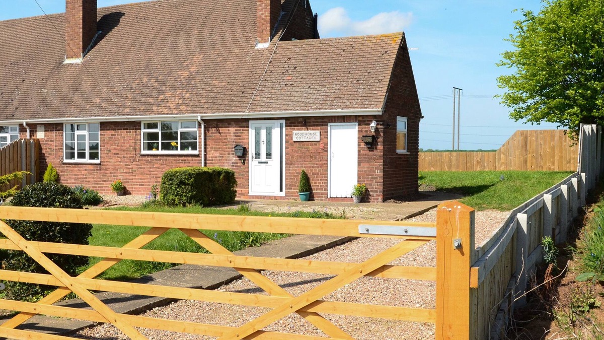 Arnold Cottage | 1 WOODHOUSE COTTAGES, pet friendly, with a garden in Skirlaugh