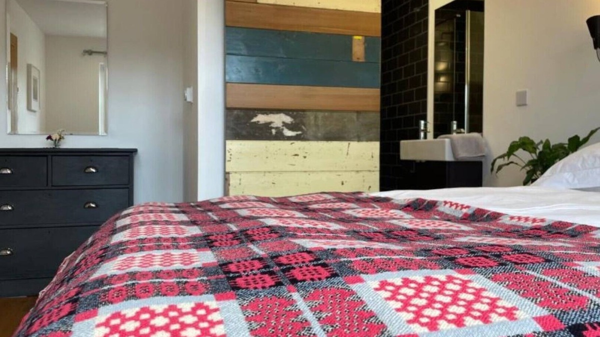 Llangeler House | 1 Woodlands