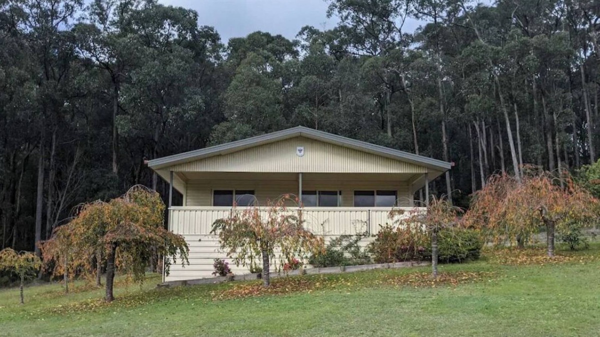 East Warburton Cottage | 1 x Queen Bedroom Cottage with Spa