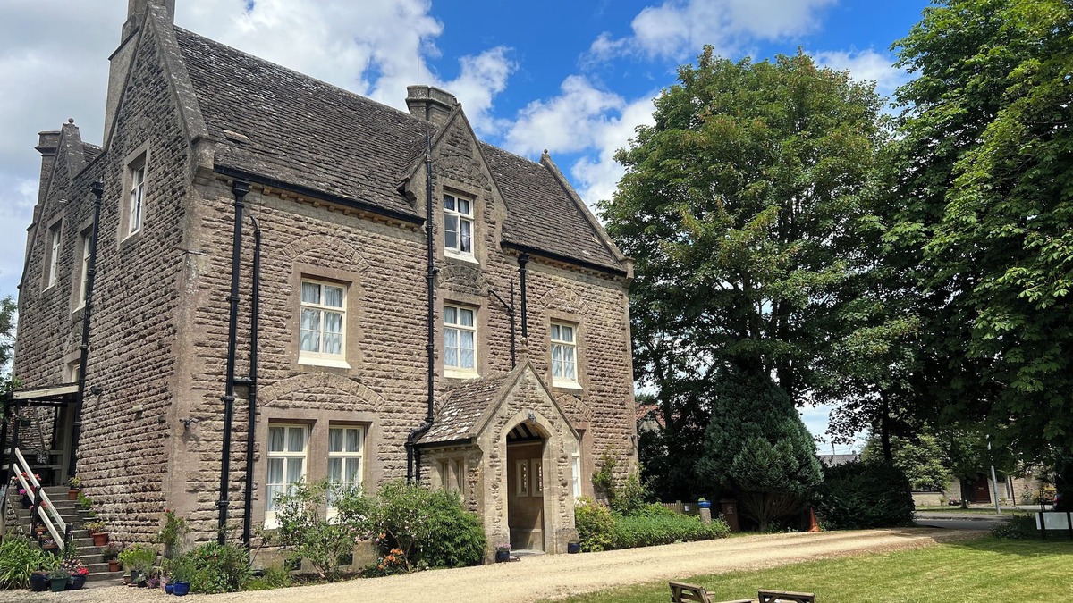 Colerne House | 10-16 persons. Variable rates. 4 large (20-25 sq mtr) en suite rooms.