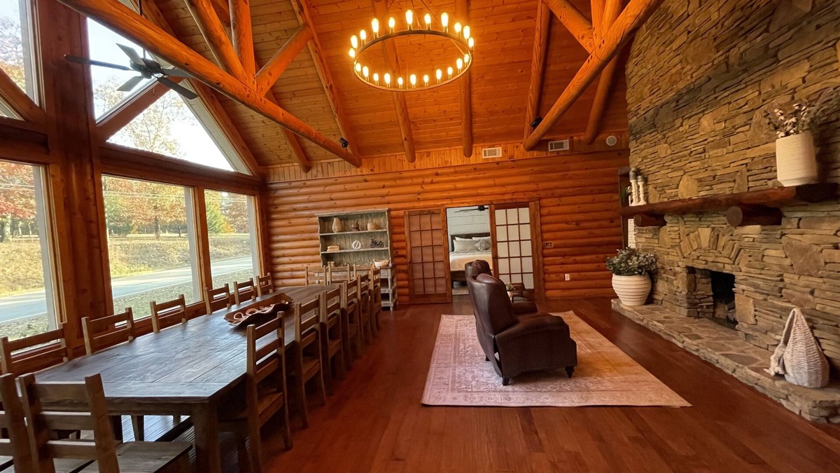 Dahlonega Cabin | 10 bdrm Cabin Lodge with Hot Tub, Grill & Firepit 10 mins from the Dahlonega Sq.