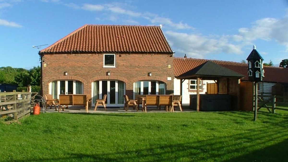 Reighton House | 10 Bedroom Barn Conversion with en suites and Hot tub