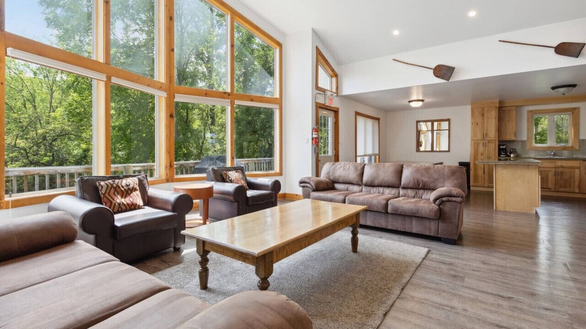 The Blue Mountains House | 10 Bedroom Executive Chalet w/Hot Tub (106 Pilsen Way)