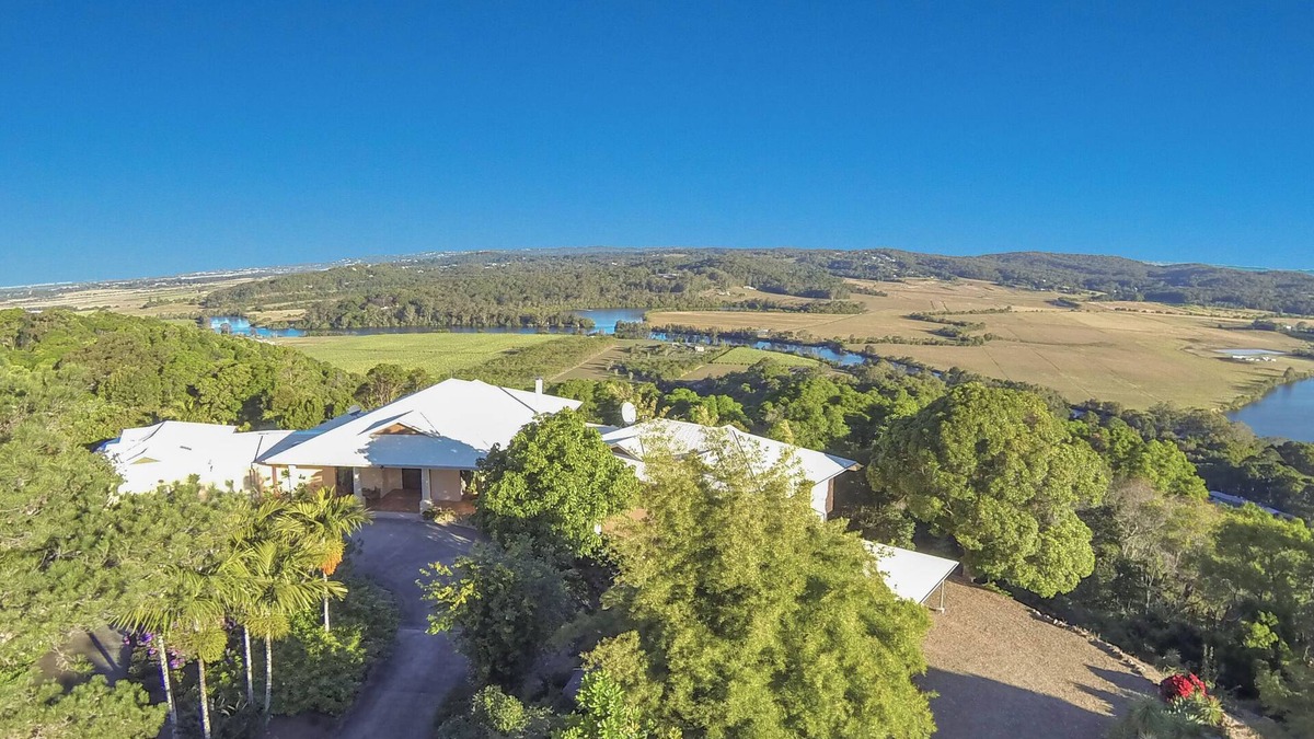 Maroochy River House | 10 Bedrooms and 10 Bathrooms 15 min from the beach on The Sunshine coast.