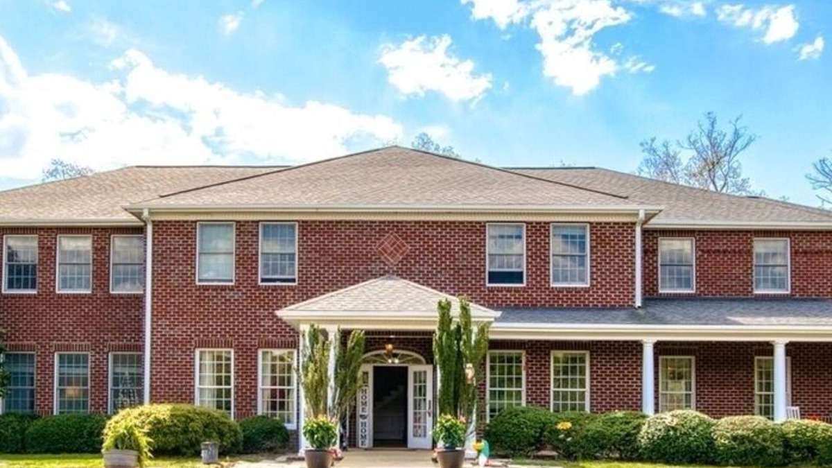 Merrimac House | 10 bedroooms/baths, 4 mi from VT