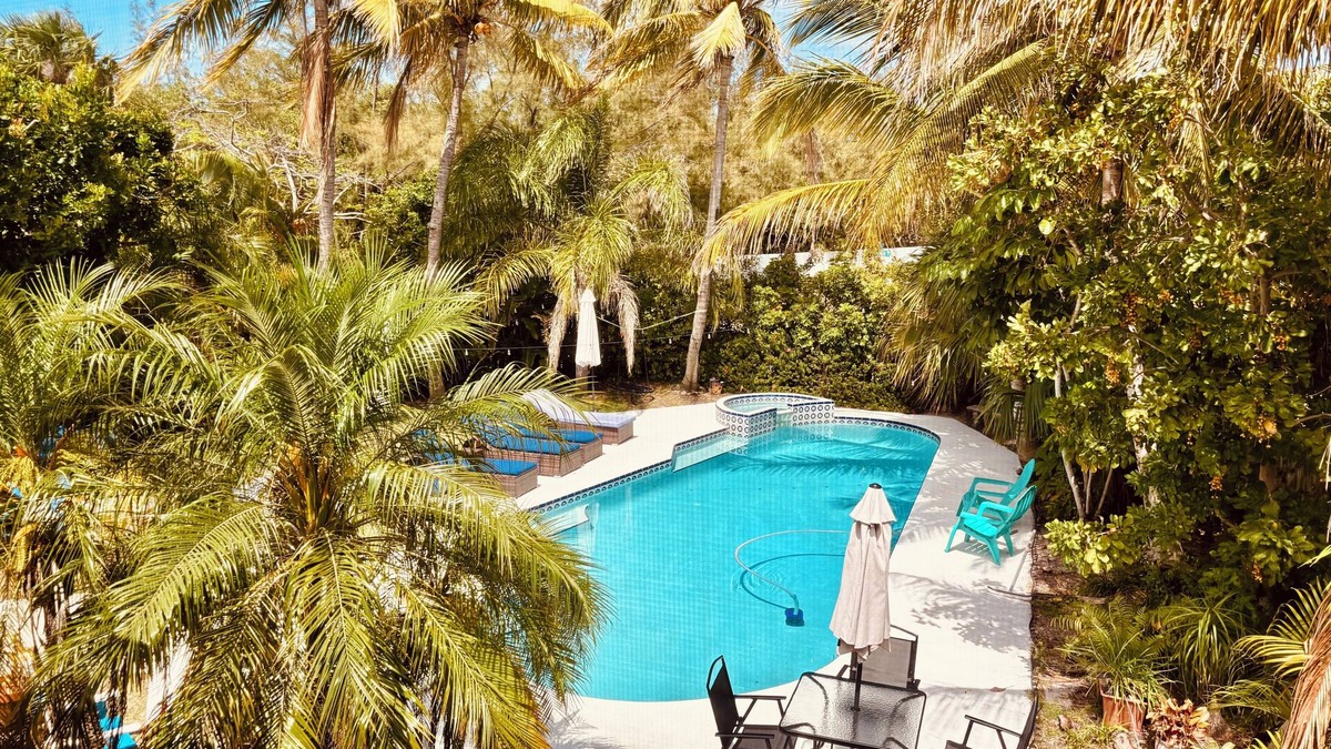 Fort Pierce House | 10 Beds/Private Tropical Pool/4Bikes/Beach Gear/Grill/Walk to Beach & Pickleball