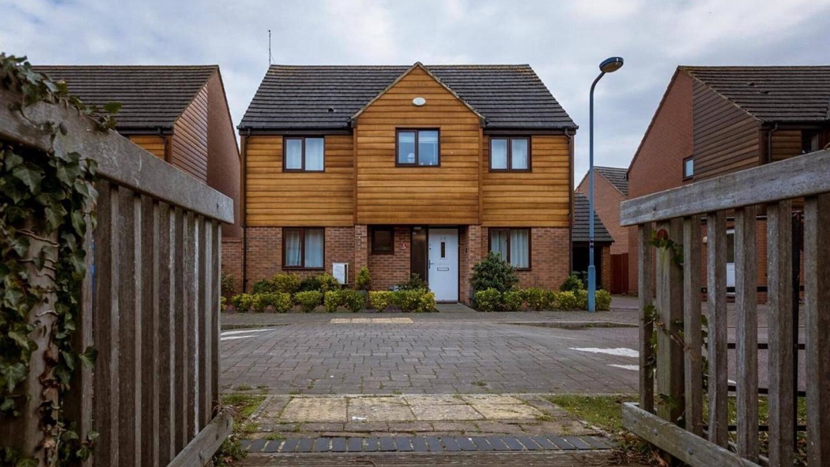 Milton Keynes House | 10 Guests - 5 Bedrooms - Free Parking - Lux House