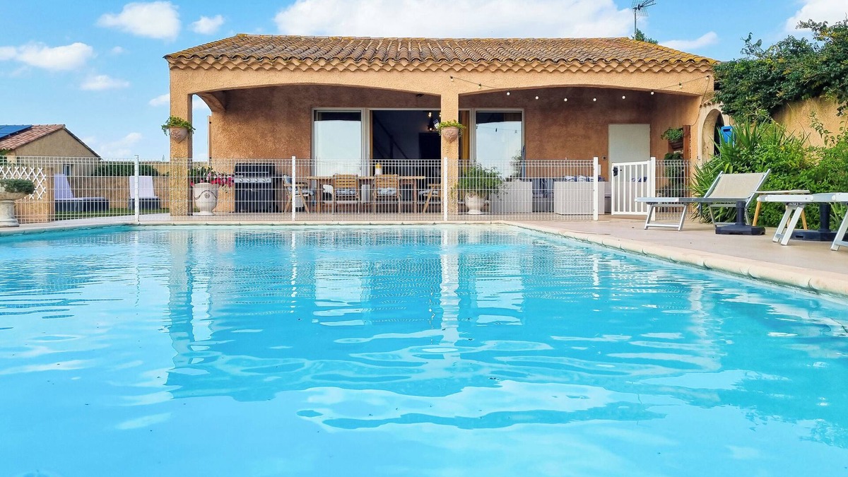Arles Other | 10 kms from Arles in the countryside, 2 double bedrooms + 3 beds, air-conditioned swimming pool.
