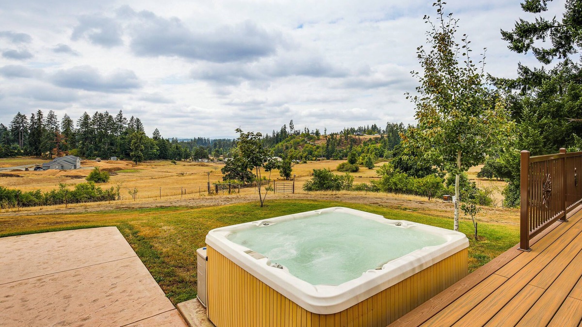 Thurston House | 10 Mi to Eugene: Countryside Home w/Mtn Views!