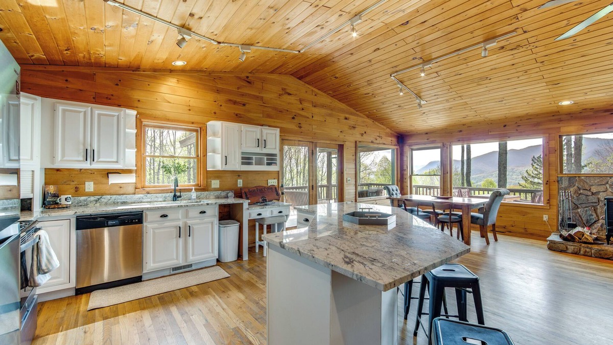 Balsam House | 10 Mi to Waynesville: Cabin w/Hot Tub & Mtn Views