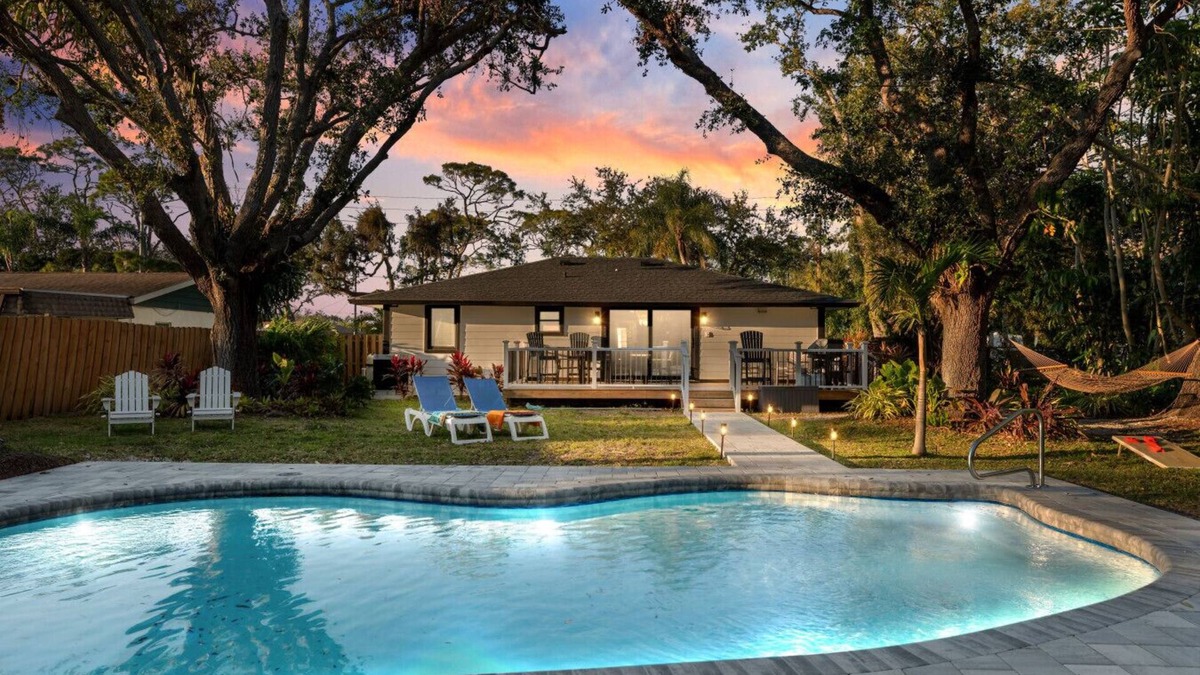 Palma Sola House | 10 min AMI | Heated Pool | Pets