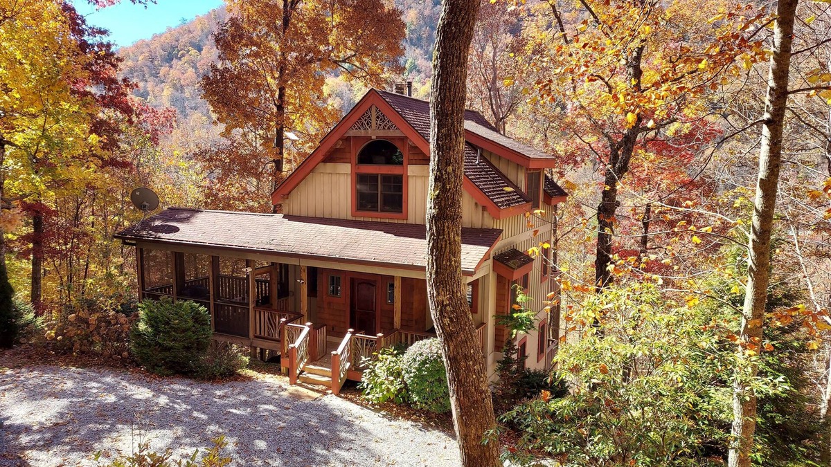 Cullowhee Cabin | 10 min from downtown Cashiers - Mountain View - King Bed