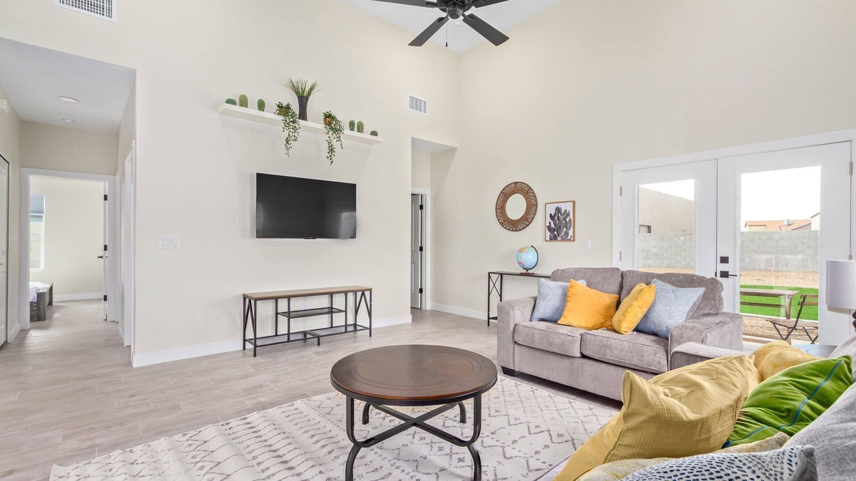 Phoenix House | 10 Min from Super Bowl, Shopping, NEW home, King Beds, Sleeps 10