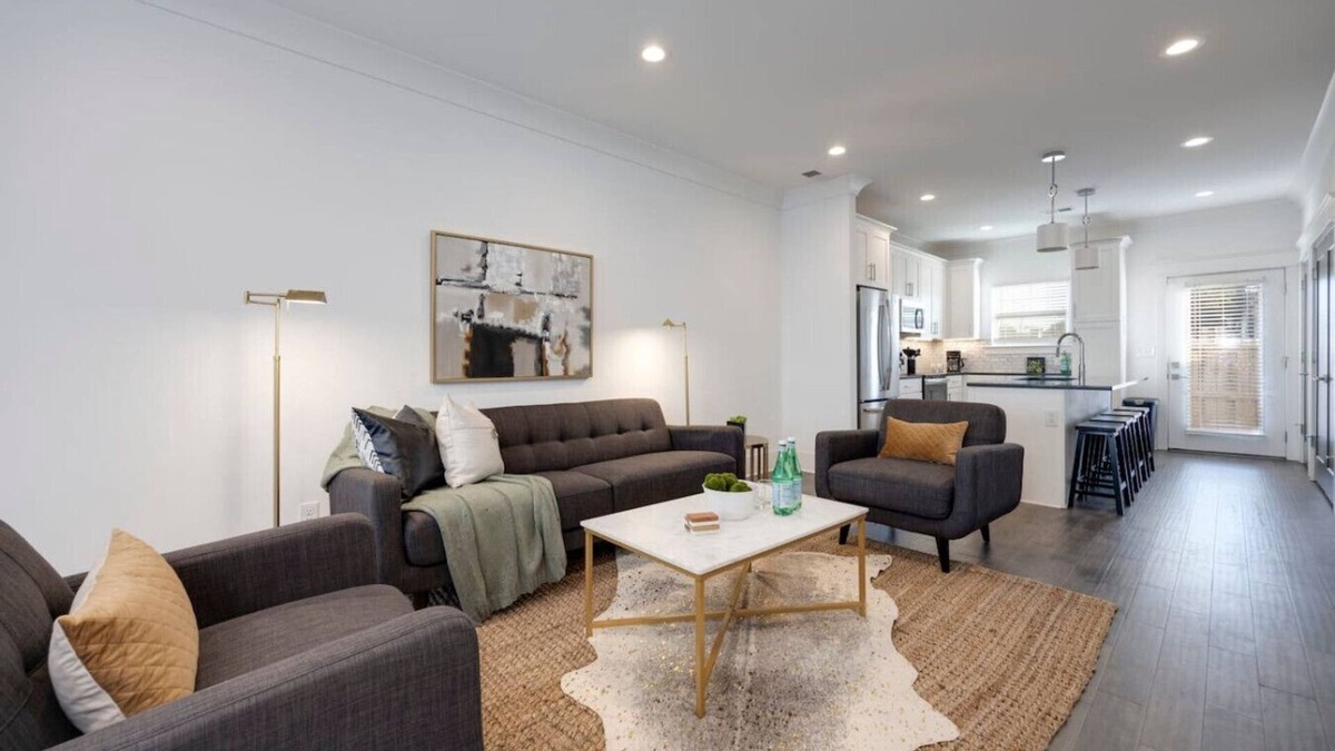 Urbandale Nations Apartment | 10 Min To Broadway -Beautiful Music City Townhome