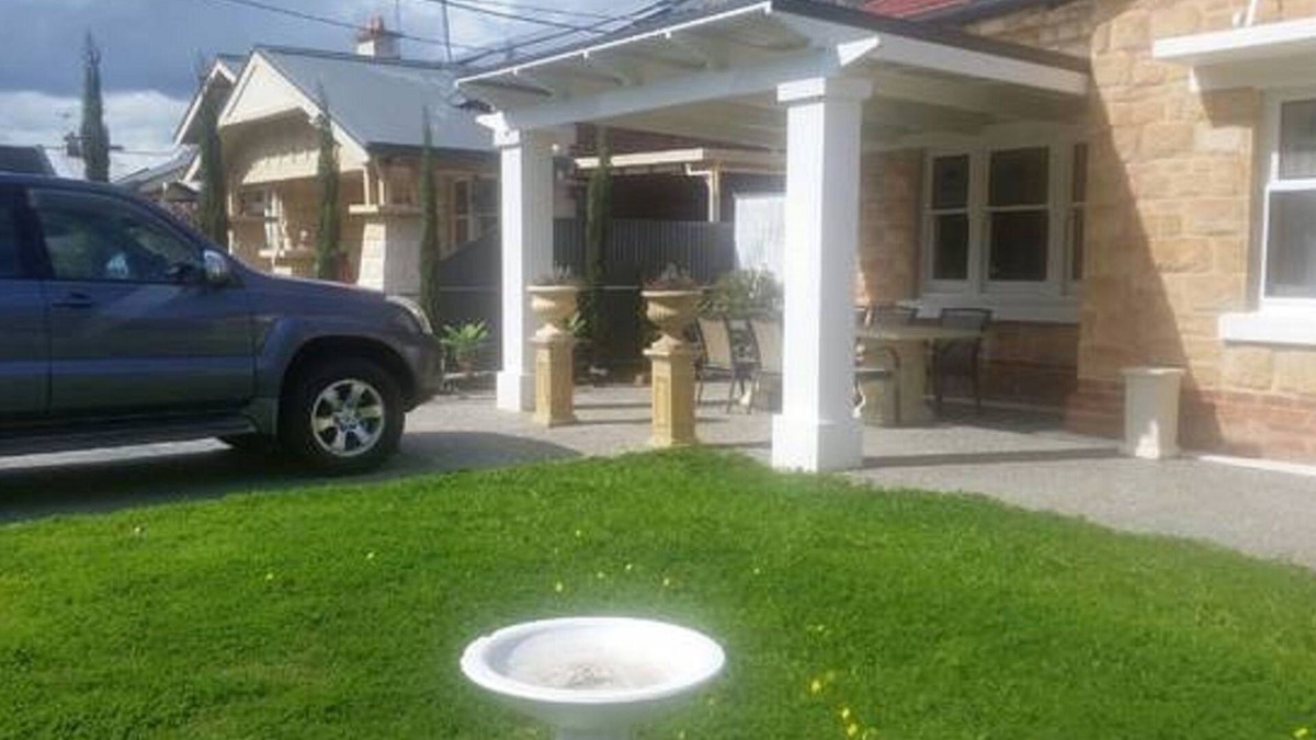 Prospect House | 10 min to CBD passing Adelaide Oval CBD. This is a Gentlemans bungalow