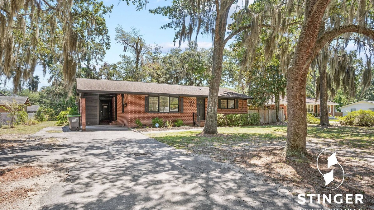 Beaufort House | 10 min to Parris Island - Pet friendly Retreat w/Yard & 1-1 Guest House
