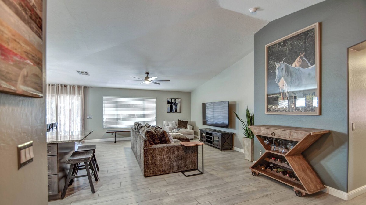 Gilbert House | 10 min walk to San Tan Village Mall in the Heart of Gilbert, AZ