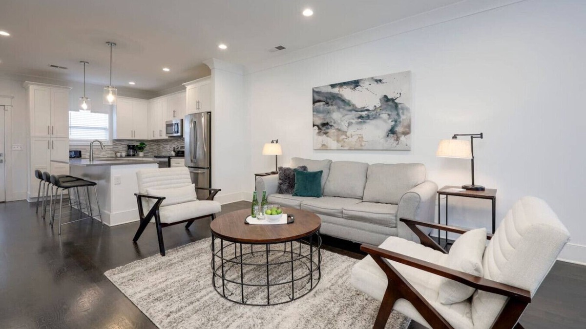 Urbandale Nations Apartment | 10 Mins To Broadway - Modern Gated Townhome