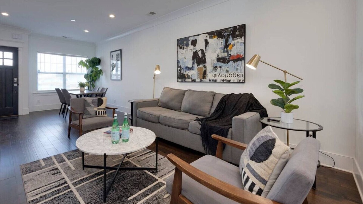 Urbandale Nations Apartment | 10 Mins To Broadway - Pet-Friendly Escape