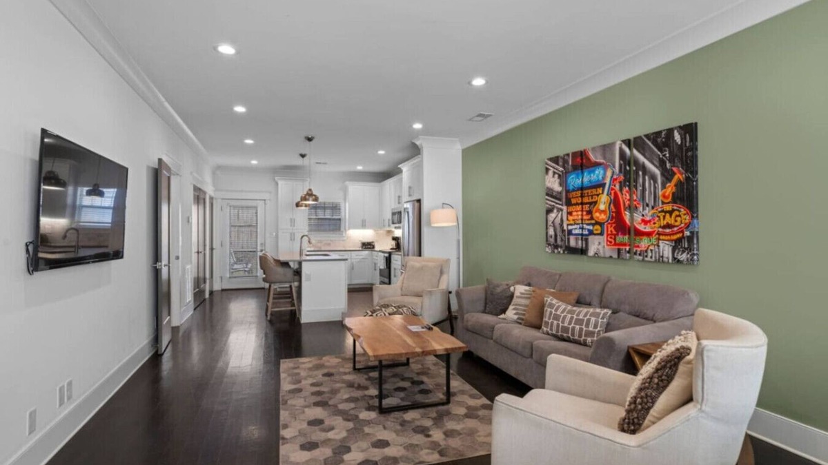 Charlotte Park Apartment | 10 Mins To Broadway - Unwind in Style