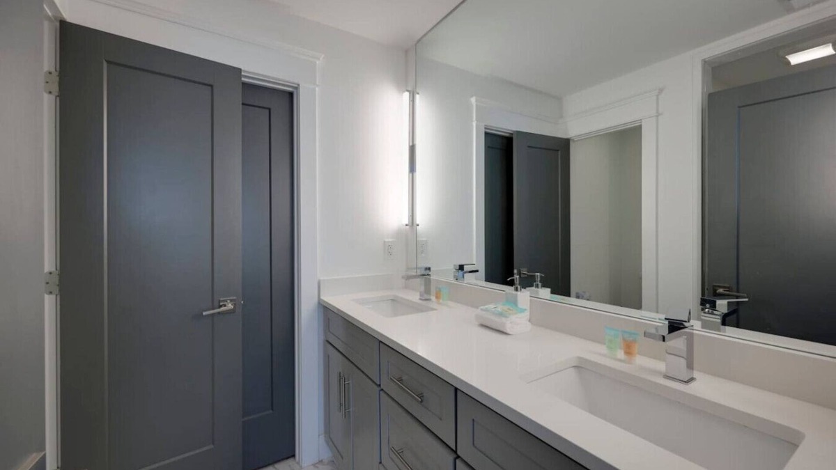 Charlotte Park Apartment | 10 Mins To Broadway - West Side Charmer