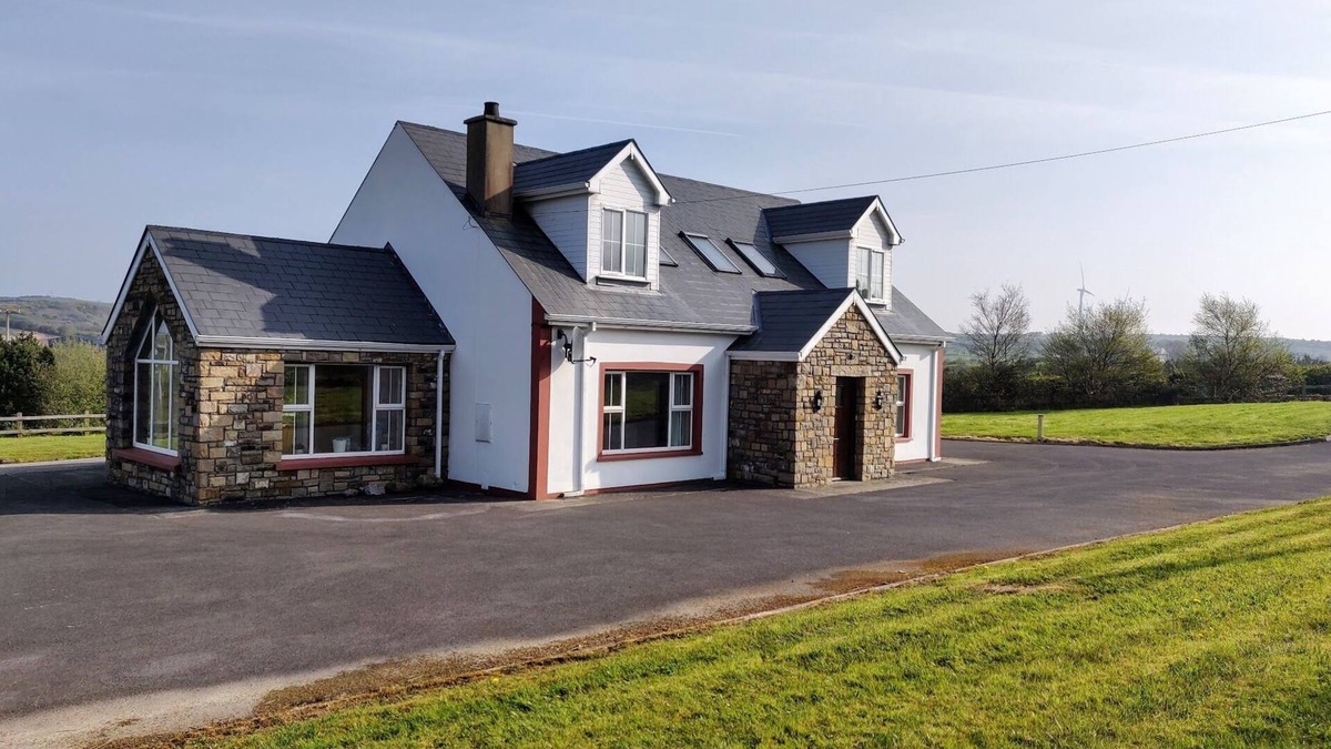 Ballyshannon House | 10 mins to Rossnowlagh, Bundoran - spacious home with outdoor seating, BBQ, play