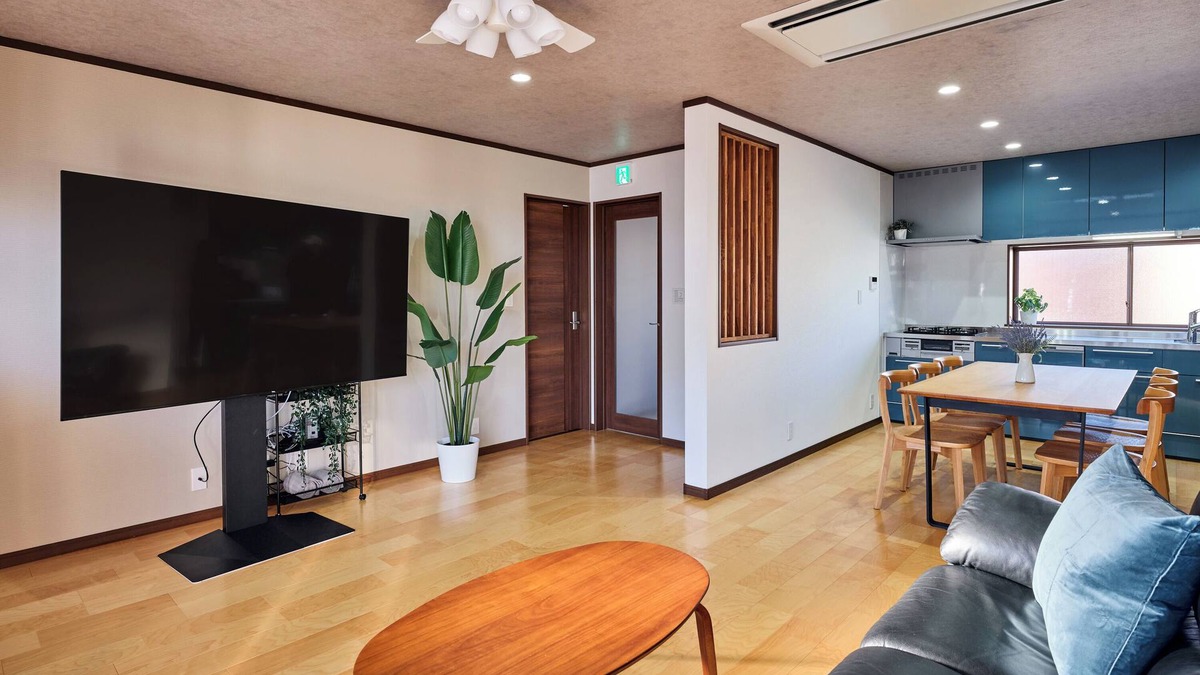 Takasaki House | 10-minute walk from Takasaki Station! Unlimited Netflix viewing on a 75-inch TV! 92 sq.m. 3LDK Stylish and luxurious home.